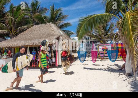 Souvenirladen am Strand in El Pescador Marisqueria & Bar, Playa Chen Rio, Cozumel, Quintana Roo, Mexiko Stockfoto