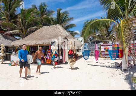 Souvenirladen am Strand in El Pescador Marisqueria & Bar, Playa Chen Rio, Cozumel, Quintana Roo, Mexiko Stockfoto