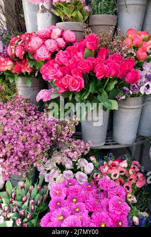 Blumensträuße und Schnittblumen im Wild at Heart Floristen am Eingang zum Liberty Store in der Great Marlborough Street in London England, Großbritannien, KATHY DEWITT Stockfoto