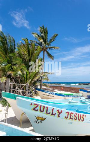 Bunte Fischerboote auf Playa Chen Rio, Cozumel, Quintana Roo, Mexiko Stockfoto