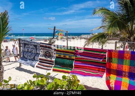 Bunte Teppiche zum Verkauf, Playa Chen Rio, Cozumel, Quintana Roo, Mexiko Stockfoto