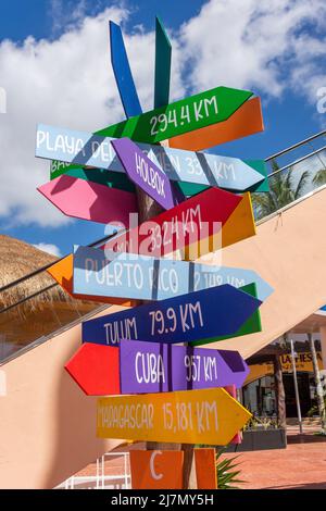 Farbenfrohes Fingerpost-Distanzschild am Einkaufszentrum Punta Langosta, Centro, San Miguel de Cozumel, Cozumel, Quintana Roo, Mexiko Stockfoto