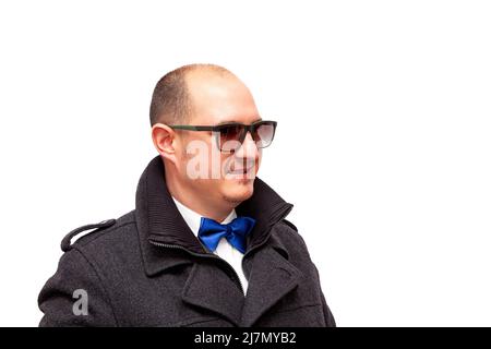 Kahlköpfiger kaukasischer erwachsener männlicher kaukasischer Mann, gekleidet in Anzug, weißem Hemd, blauer Fliege und dunkler Jacke, isoliert auf weißem Hintergrund. Die Person wird gesehen p Stockfoto