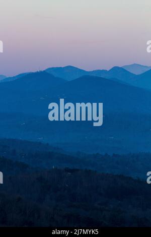 Tagesanbruch erzeugt weiche Schatten am Tanbark Ridge Overlook auf dem Blue Ridge Parkway in Asheville, NC, USA. Stockfoto