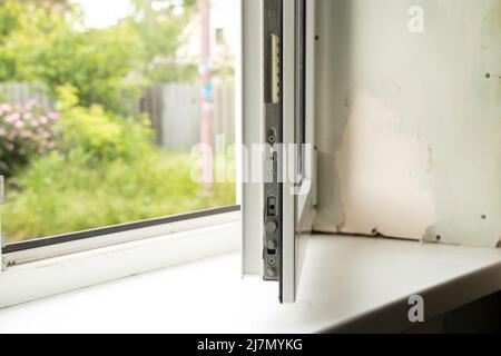 Schmutziges Fenster mit einer Schwelle mit Schimmel von Feuchtigkeit, Pilz auf dem Fenster in der Wohnung, reparieren Stockfoto