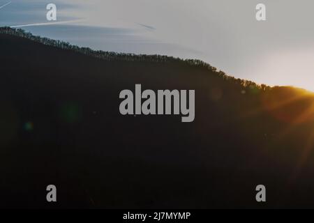 Tagesanbruch erzeugt weiche Schatten am Tanbark Ridge Overlook auf dem Blue Ridge Parkway in Asheville, NC, USA. Stockfoto