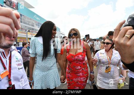 Miami, Vereinigte Staaten. 08.. Mai 2022. 05/08/2022, Miami International Autodrome, Miami, FORMEL 1 CRYPTO.COM MIAMI GRAND PRIX, im Bild Serena und Venus Williams Credit: dpa/Alamy Live News Stockfoto