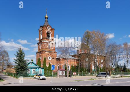 Ein Blick auf den Glockenturm im Namen der heiligen Apostel Petrus und Paulus in der Kirche der Heiligen Himmelfahrt, Wahrzeichen, Ende 19. Jahrhundert: Rechitsy, R Stockfoto