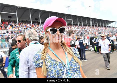 Miami, Vereinigte Staaten. 08.. Mai 2022. 05/08/2022, Miami International Autodrome, Miami, FORMEL 1 CRYPTO.COM MIAMI GRAND PRIX, im Bild Startlet Paris Hilton Credit: dpa/Alamy Live News Stockfoto