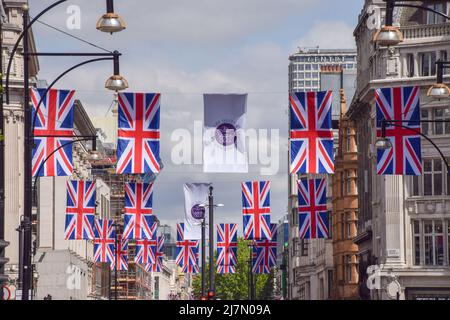 Anlässlich des Platin-Jubiläums der Königin wurden an der Oxford Street Union Jack-Flaggen angebracht, die den 70.. Jahrestag der Thronbesteigung der Königin markieren. Vom 2.. Bis 5.. Juni findet ein spezielles, erweitertes Platinum Jubilee Weekend statt. Stockfoto