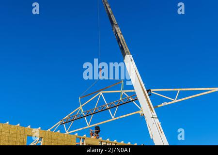 Ansicht des neuen Hausbaus mit Holzdachstühlen freiliegende Rahmung Stockfoto