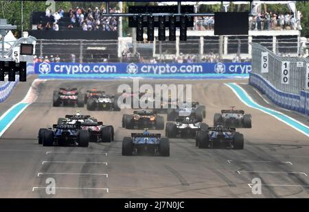 Miami, Vereinigte Staaten. 08.. Mai 2022. 05/08/2022, Miami International Autodrome, Miami, FORMEL 1 CRYPTO.COM MIAMI GRAND PRIX, im Bild der Start des Rennens Credit: dpa/Alamy Live News Stockfoto