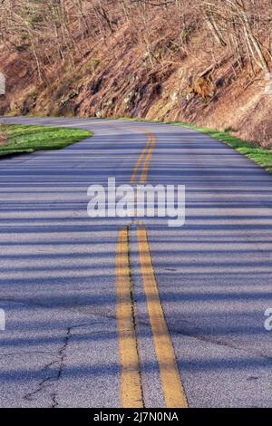 Tagesanbruch erzeugt weiche Schatten am Tanbark Ridge Overlook auf dem Blue Ridge Parkway in Asheville, NC, USA. Stockfoto