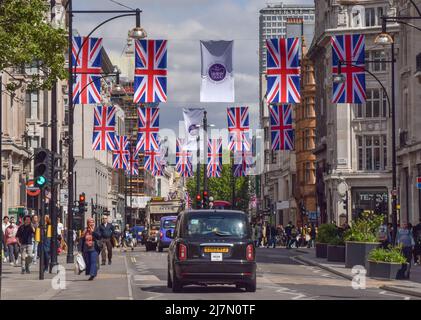 London, Großbritannien. 10.. Mai 2022. Anlässlich des Platin-Jubiläums der Königin wurden an der Oxford Street Union Jack-Flaggen angebracht, die den 70.. Jahrestag der Thronbesteigung der Königin markieren. Vom 2.. Bis 5.. Juni findet ein spezielles, erweitertes Platinum Jubilee Weekend statt. (Bild: © Vuk Valcic/SOPA Images via ZUMA Press Wire) Stockfoto