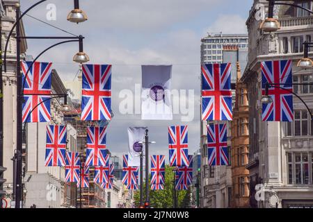 London, Großbritannien. 10.. Mai 2022. Anlässlich des Platin-Jubiläums der Königin wurden an der Oxford Street Union Jack-Flaggen angebracht, die den 70.. Jahrestag der Thronbesteigung der Königin markieren. Vom 2.. Bis 5.. Juni findet ein spezielles, erweitertes Platinum Jubilee Weekend statt. (Foto: Vuk Valcic/SOPA Images/Sipa USA) Quelle: SIPA USA/Alamy Live News Stockfoto