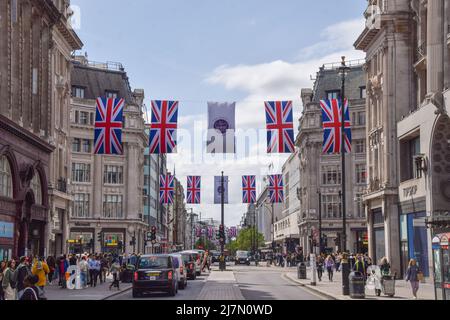 London, Großbritannien. 10.. Mai 2022. Anlässlich des Platin-Jubiläums der Königin wurden an der Oxford Street Union Jack-Flaggen angebracht, die den 70.. Jahrestag der Thronbesteigung der Königin markieren. Vom 2.. Bis 5.. Juni findet ein spezielles, erweitertes Platinum Jubilee Weekend statt. (Foto: Vuk Valcic/SOPA Images/Sipa USA) Quelle: SIPA USA/Alamy Live News Stockfoto