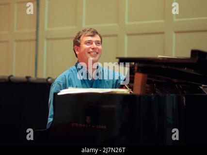 Malcolm Martineau bei einer Probe eines Liedprogramms von Schumann & Wolf in der Queen’s Hall, Edinburgh für ein Edinburgh International Festival Recital am 18/08/1998 Stockfoto