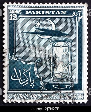 PAKISTAN - UM 1951: Eine in Pakistan gedruckte Marke zeigt Stern- und Halbmond, Flugzeug- und Stundenglas, 4. Jahrestag der Unabhängigkeit, um 1951 Stockfoto