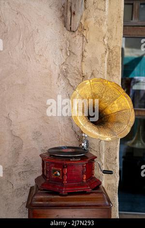 Sehr altes Grammophon, His Master's Voice, Dubai, Vereinigte Arabische Emirate, Oktober 27, 2021. (CTK Photo/Ondrej Zaruba) Stockfoto