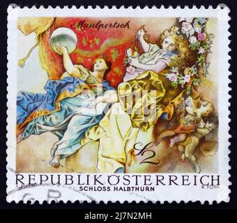 ÖSTERREICH - UM 1968: Eine in Österreich gedruckte Briefmarke zeigt symbolische Figuren aus dem Triumph des Apollon, von Maulpertsch, Schloss Halbthurn, um 1968 Stockfoto