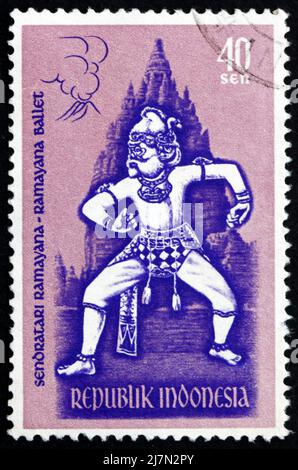 INDONESIEN - UM 1962: Eine in Indonesien gedruckte Briefmarke zeigt Hanuman, Hindu Gottheit, Szene aus dem Ramayana Ballett, um 1962 Stockfoto