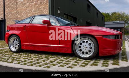 Alfa Romeo SZ (SAZ 9766) auf der April Scramble im Bicester Heritage Center am 23.. April 2022 ausgestellt Stockfoto