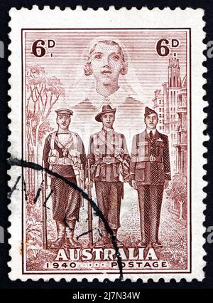 AUSTRALIEN - UM 1940: Eine in Australien gedruckte Briefmarke zeigt Krankenschwester, Seemann, Soldat und Flieger, Australiens Teilnahme am Zweiten Weltkrieg, um 1940 Stockfoto