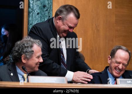 Washington, USA. 10.. Mai 2022. VEREINIGTE STAATEN - MAI 10: Von links, Chairman Sherrod Brown, D-Ohio, Senator Jon Tester, D-Mont., Und das ranghohe Mitglied, Senatorin Pat Toomey, R-Pa., wird als Finanzministerin Janet Yellen während der Anhörung des Ausschusses für Banken, Wohnungsbau und Stadtangelegenheiten des Senats mit dem Titel „Jahresbericht des Finanzstabilitätsaufsichtsrats an den Kongress“ im Dirksen Senate Office Building in Washington, DC, am Dienstag, den 10. Mai 2022, gesehen. (Tom Williams/Pool/Sipa USA) Quelle: SIPA USA/Alamy Live News Stockfoto