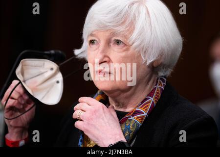 Die US-Finanzminister Janet Yellen bereitet sich auf die Anhörung des Ausschusses für Banken, Wohnungsbau und Stadtangelegenheiten des Senats mit dem Titel „Jahresbericht des Rates für die Aufsicht über die Finanzstabilität an den Kongress“ am Dienstag, den 10. Mai 2022 im Dirksen Senate Office Building in Washington, DC, vor. Quelle: Tom Williams/Pool via CNP /MediaPunch Stockfoto