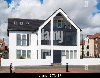 Ein modernes freistehendes Haus am Meer in Seaburn, Sunderland, England, Großbritannien Stockfoto
