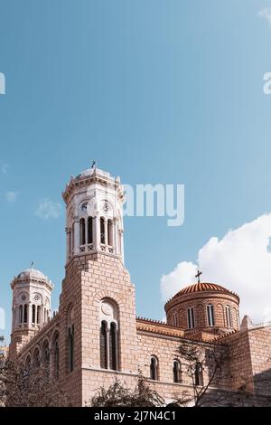 Griechisch-orthodoxe Kirche der Heiligen Kirche der Jungfrau Maria Chrysospileotissa in Athen. Außenansicht der historischen orthodoxen Kirche. Stockfoto