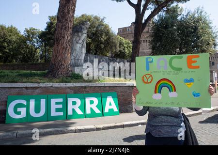 Rom, Italien. 10.. Mai 2022. Flashmob für den Frieden organisiert von Youth for Peace der Gemeinschaft von Sant'Egidio in Rom. (Foto von Matteo Nardone/Pacific Press) Quelle: Pacific Press Media Production Corp./Alamy Live News Stockfoto