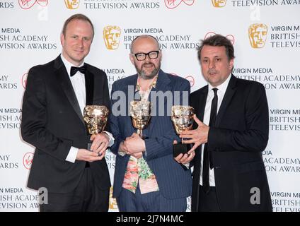 (L-R) Regisseur Justin Martin, Dennis Kelly und Guy Heeley, Gewinner des Single Drama Award für „Together“, posieren im Zimmer des Gewinners im Virgin Me Stockfoto