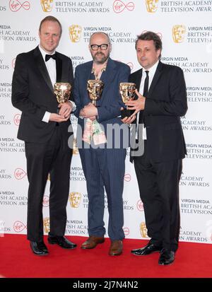 (L-R) Regisseur Justin Martin, Dennis Kelly und Guy Heeley, Gewinner des Single Drama Award für „Together“, posieren im Zimmer des Gewinners im Virgin Me Stockfoto