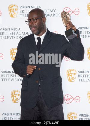 Steve McQueen, Gewinner des Factual Series Awards für „Uprising“, posiert im Zimmer des Gewinners bei den Virgin Media British Academy Television Awards bei Stockfoto