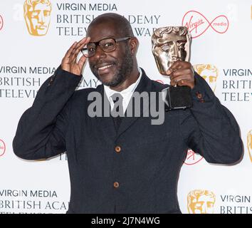 Steve McQueen, Gewinner des Factual Series Awards für „Uprising“, posiert im Zimmer des Gewinners bei den Virgin Media British Academy Television Awards bei Stockfoto