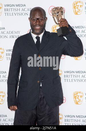 Steve McQueen, Gewinner des Factual Series Awards für „Uprising“, posiert im Zimmer des Gewinners bei den Virgin Media British Academy Television Awards bei Stockfoto