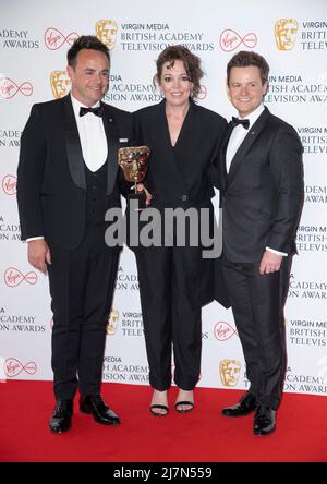 Olivia Colman (C) posiert im Zimmer des Gewinners mit Anthony McPartlin und Declan Donnelly, den Gewinnern des Entertainment Program Award für Ant & Dec's Stockfoto