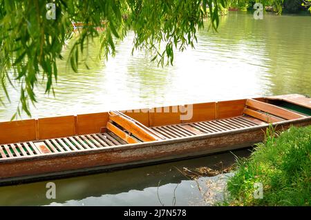Holzboote für mehrere Touristen für Flussspaziergänge auf dem Wasser Stockfoto