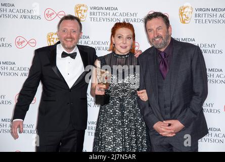 (L-R) Chris McCausland, Sophie Willan, Gewinnerin des Female Performance in A Comedy Program für „Alma's Not Normal“, und Lee Mack posieren in der Gewinnerin Stockfoto