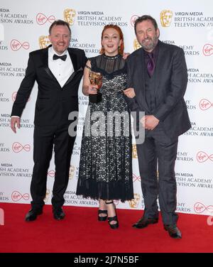 (L-R) Chris McCausland, Sophie Willan, Gewinnerin des Female Performance in A Comedy Program für „Alma's Not Normal“, und Lee Mack posieren in der Gewinnerin Stockfoto