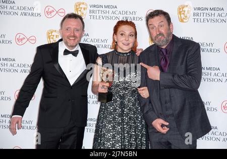 (L-R) Chris McCausland, Sophie Willan, Gewinnerin des Female Performance in A Comedy Program für „Alma's Not Normal“, und Lee Mack posieren in der Gewinnerin Stockfoto