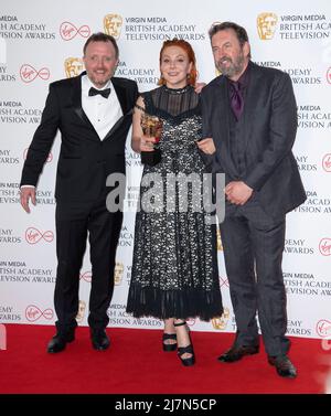 (L-R) Chris McCausland, Sophie Willan, Gewinnerin des Female Performance in A Comedy Program für „Alma's Not Normal“, und Lee Mack posieren in der Gewinnerin Stockfoto