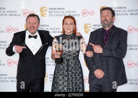 (L-R) Chris McCausland, Sophie Willan, Gewinnerin des Female Performance in A Comedy Program für „Alma's Not Normal“, und Lee Mack posieren in der Gewinnerin Stockfoto