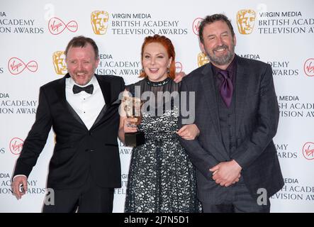 (L-R) Chris McCausland, Sophie Willan, Gewinnerin des Female Performance in A Comedy Program für „Alma's Not Normal“, und Lee Mack posieren in der Gewinnerin Stockfoto
