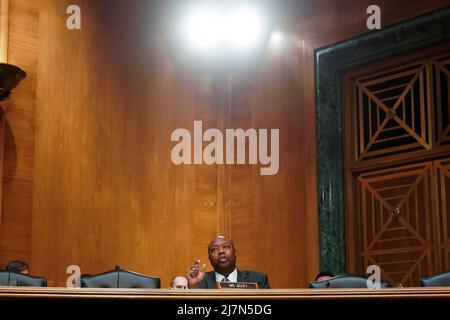 US-Senator Tim Scott (R-SC) spricht während einer Anhörung des Ausschusses für Banken, Wohnungsbau und Stadtentwicklung des Senats mit der US-Finanzminister Janet Yellen zum „Jahresbericht des Rates für die Aufsicht über die Finanzstabilität an den Kongress“ auf dem Capitol Hill in Washington, DC, USA, 10. Mai 2022. Foto von Elizabeth Frantz/Pool/ABACAPRESS.COM Stockfoto