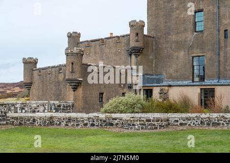 Ein kleiner Hinterhof bietet einen Teilblick auf die Südwestseite des Dunvegan Castle, eine historische Touristenattraktion und Heimat des Clans MacLeod Stockfoto