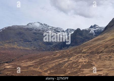 Gefrorene Landschaft rund um die Black Cuillin Berge, kalte, fremdartige Natur mit dramatischen schneebedeckten Gipfeln in der Nähe von Fairy Pools, Isle of Skye Stockfoto