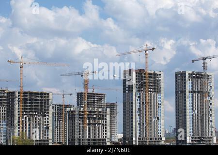 Bau von mehrstöckigen Gebäuden. Modernes mehrstöckiges Gebäude. Häuser aus Beton und Glas gebaut. Stockfoto
