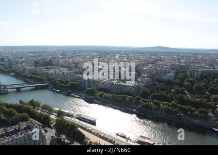 Panorama de l'ouest parisien, vue sur Paris d'en haut de la Tour Eiffel en été sur Fond de ciel bleu Stockfoto